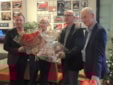 Cultuurwethouder Samir Bashara (l) en Hans Stuijfbergen en Wim van de Water feliciteren Han Hensen als mijoenste bezoeker