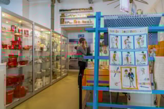 emaille pannen en wasrek in jaren 60 keuken in Museum van de 20e Eeuw