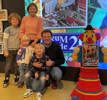 Wouter de Wolf en Anita Kolenbrander uit Enkhuizen, met hun kleinkinderen Hugo, Hidde  en Teun Vinkers uit Voorburg op vrijdag 29 december 2023 rond 1100 uur in het Museum van de 20e Eeuw (2)